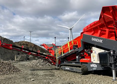 A mobile scalper complete with hybrid drive in operation in a quarry